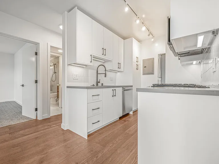 305 Strand St #B — Photo 8