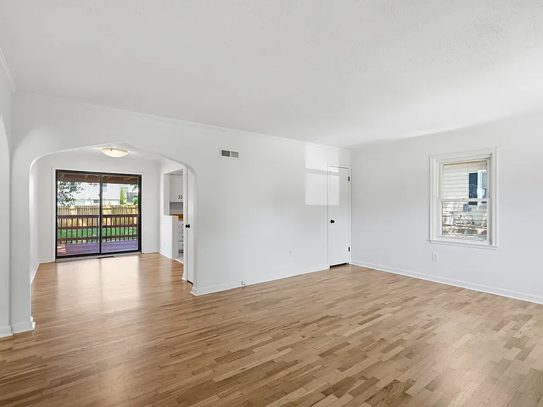 2208 W 48th St — Photo 4