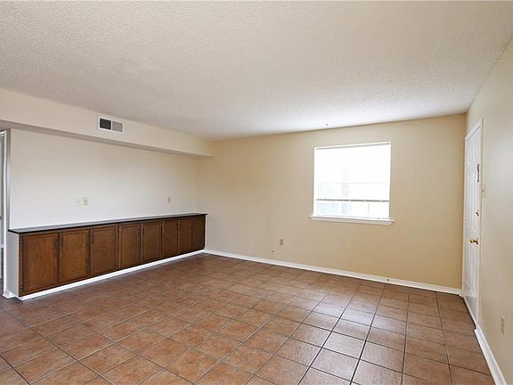 4th image of 2113 N Woodlawn Ave
