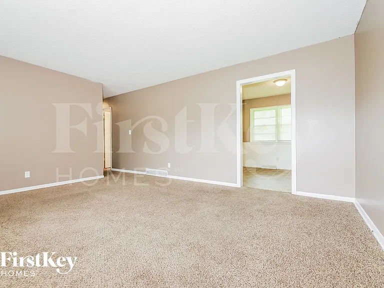 405 SW 11th St — Photo 8