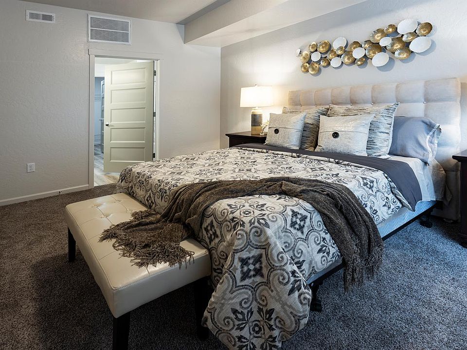 710 sqft - Bedroom