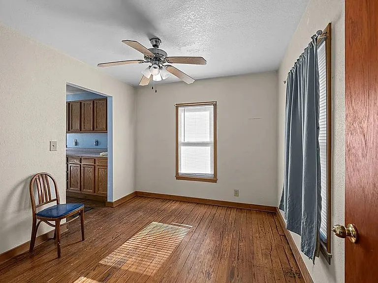 2025 S Bluff Blvd — Photo 9