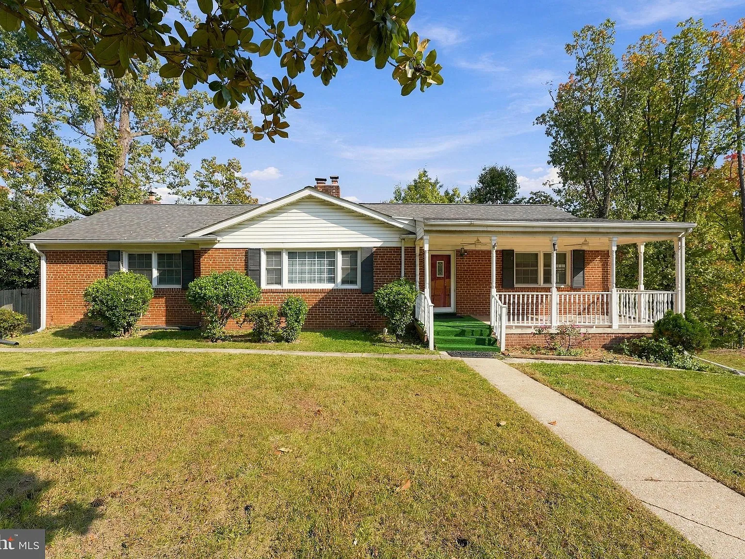 4 bed, 3.0 bath, 2856 sqft, $3,850 — Photo 2