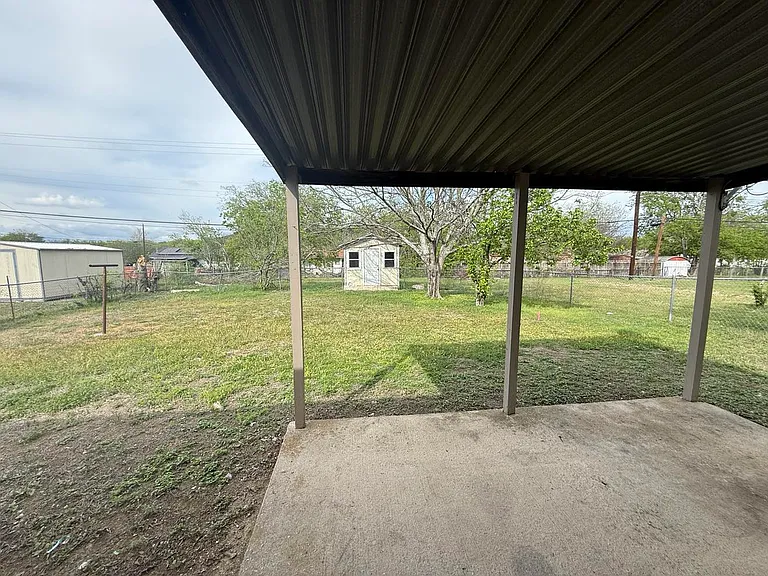 620 W Avenue B — Photo 23