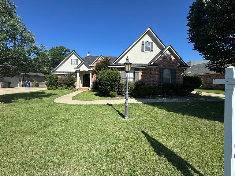 106 Horseguards Ave — Photo 1