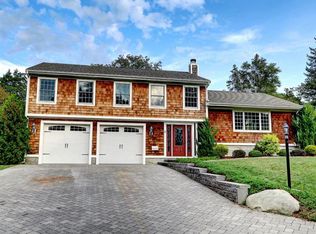 2 Valentine Dr, Barrington, RI 02806