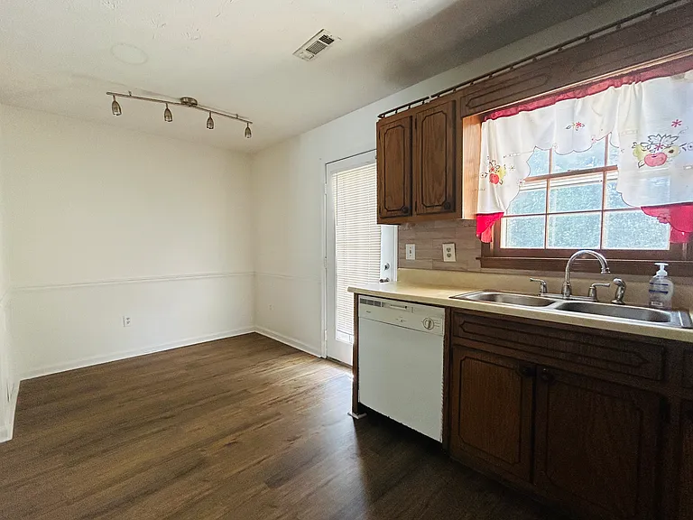 1710 Hunting Creek Dr SE — Photo 4