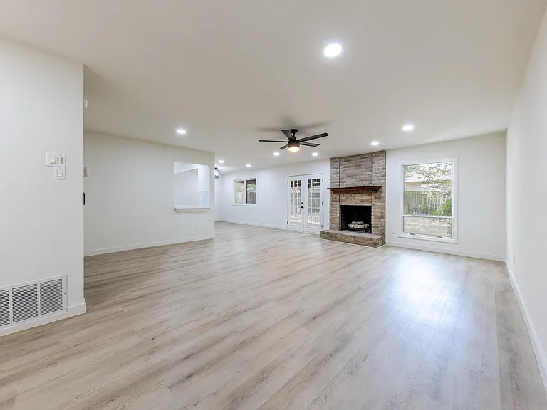 7601 W Gate Blvd — Photo 3