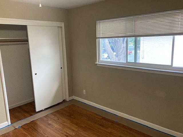 bedroom, hardwood floors, fresh paint, mini blinds