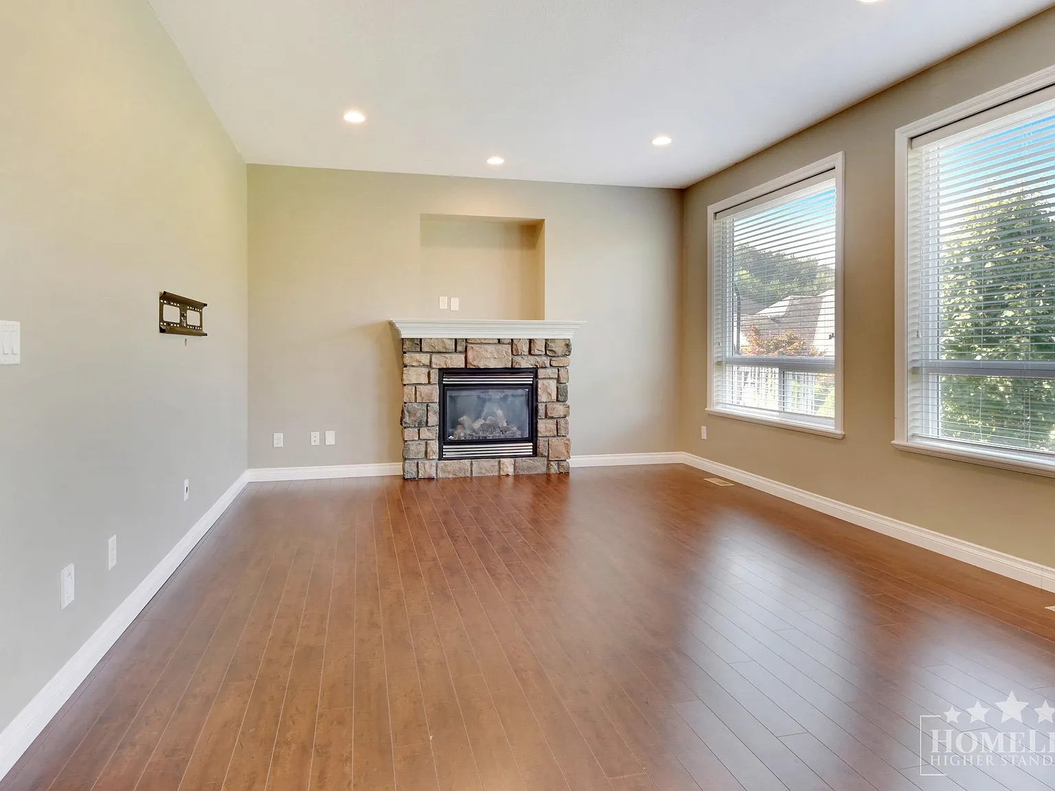 3 bed, 1887 sqft, $2,400 — Photo 2
