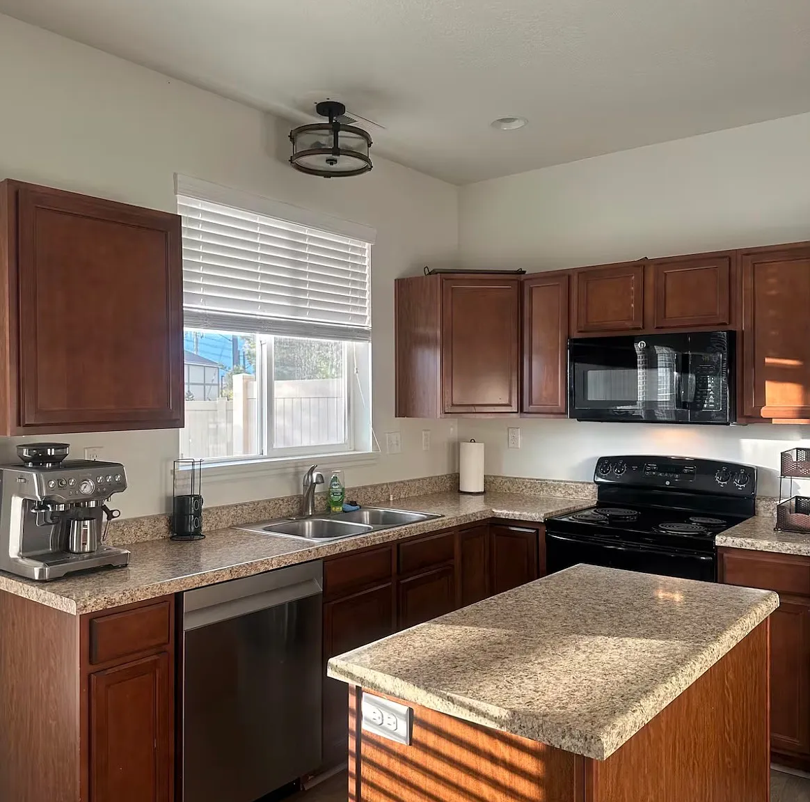 3 bed, 1274 sqft, $2,300 — Photo 4