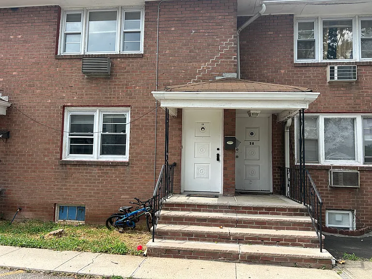 355 Plainfield Ave #2B — Photo 1