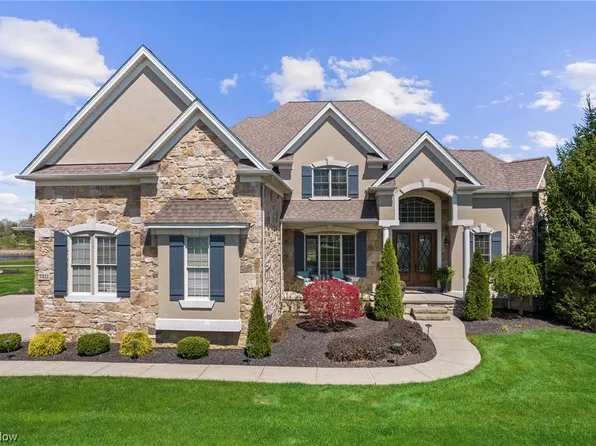 7211 Capilano Dr, Solon, OH 44139
