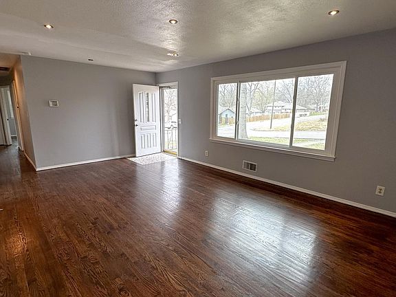 3rd image of 601 E 90th St