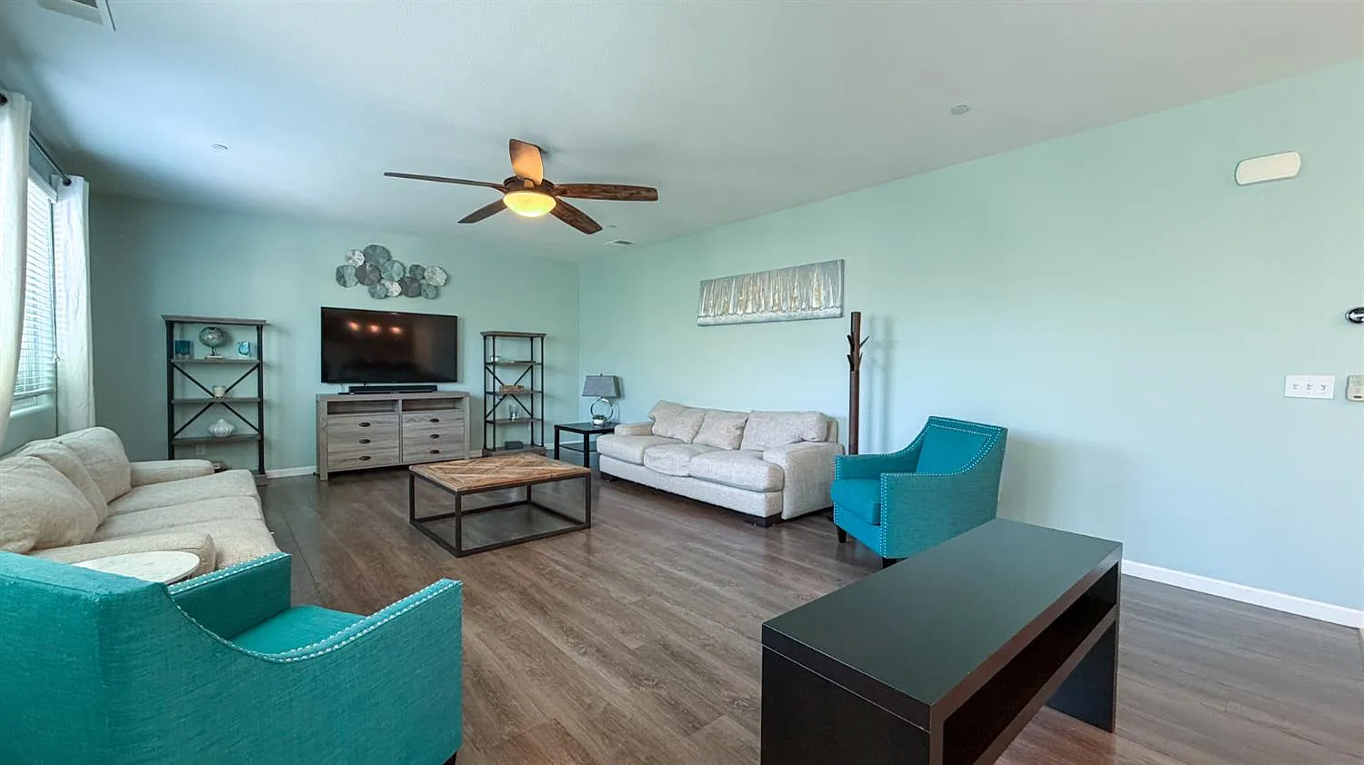 4 bed, 2379 sqft, $4,400 — Photo 4