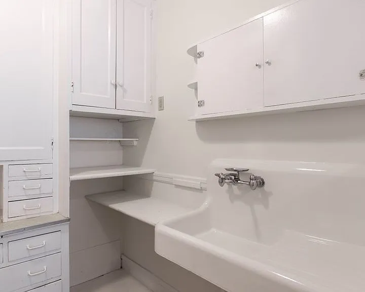 2434 Dupont Ave S — Photo 11