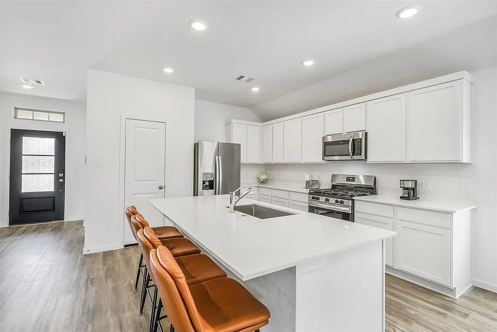 3 bed, 2.0 bath, 19000 sqft, $1,434 — Photo 3