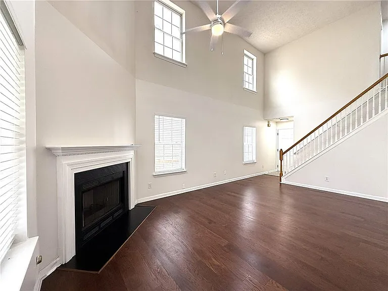 2150 Lexington Ln — Photo 3