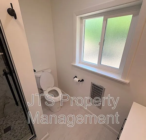 2440 Central Ave #B — Photo 10