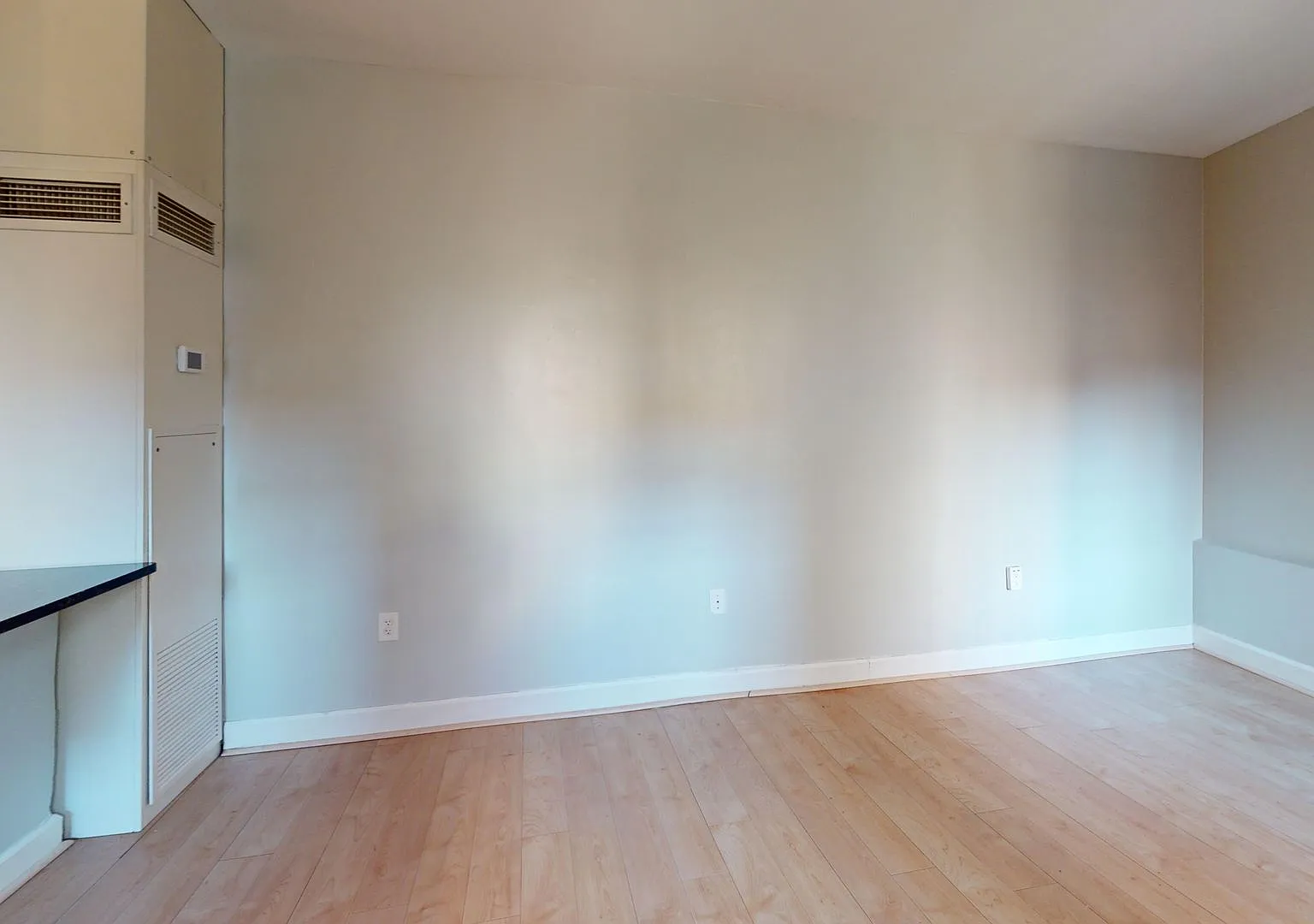 Capitol Hill Studio Apartment for Rent! Available Now! — Photo 4