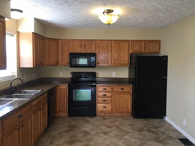 3 bed, 2.5 bath, 1940 sqft, $2,385 — Photo 2