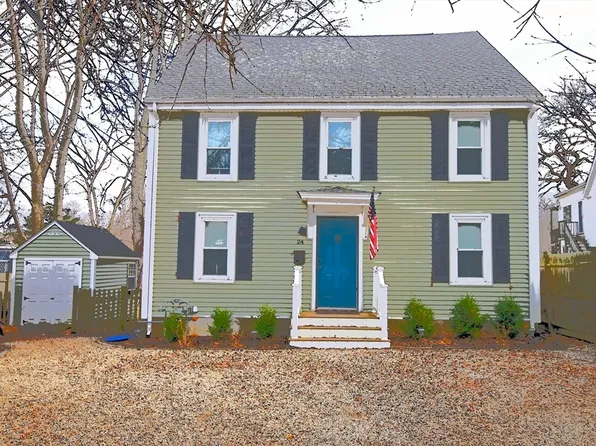 24 Estes St, Ipswich, MA 01938