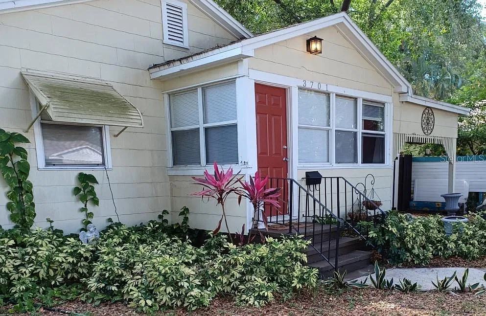 3 bed, 1.0 bath, 975 sqft, $1,995 — Photo 1