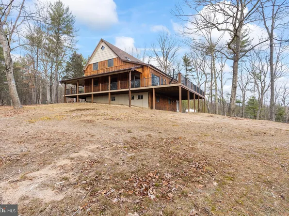 678 Fort Enochs Meadow Rd, Paw Paw, WV 25434