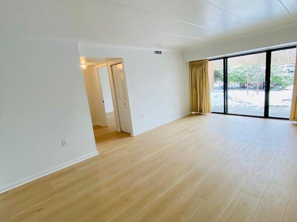 136 Roberts Ln APT 203