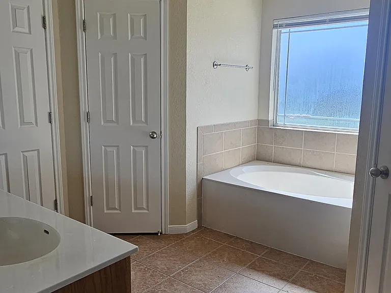 2415 Merle Dr — Photo 9