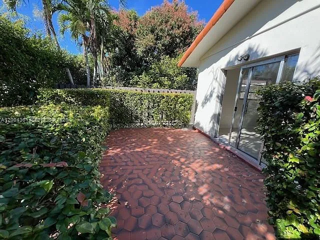 4 bed, 2.0 bath, $5,500 — Photo 2