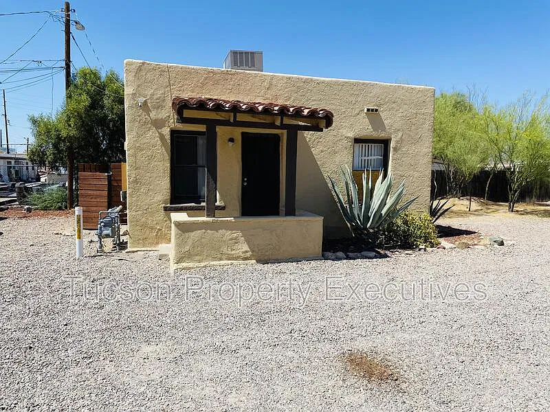 2632 N Stone Ave — Photo 1