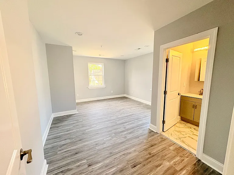 6710 Hudson St — Photo 10