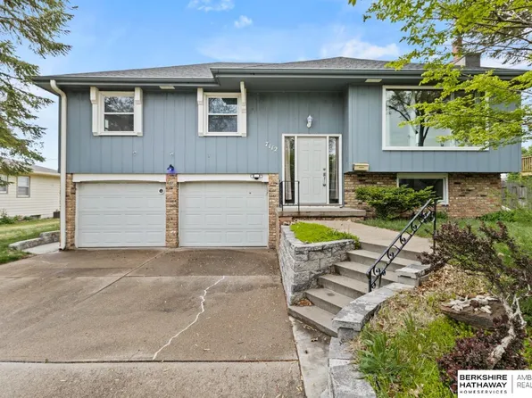 7112 Pine Dr, La Vista, NE 68128