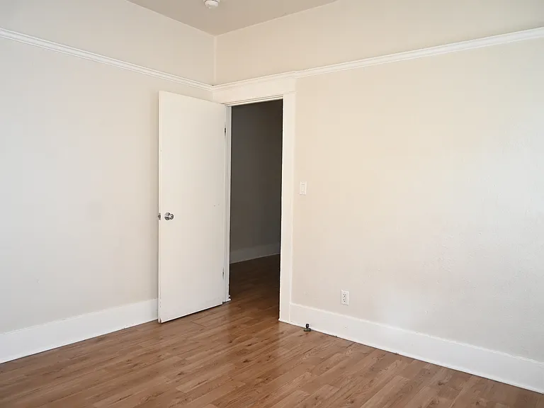 603 W 43rd Pl — Photo 6