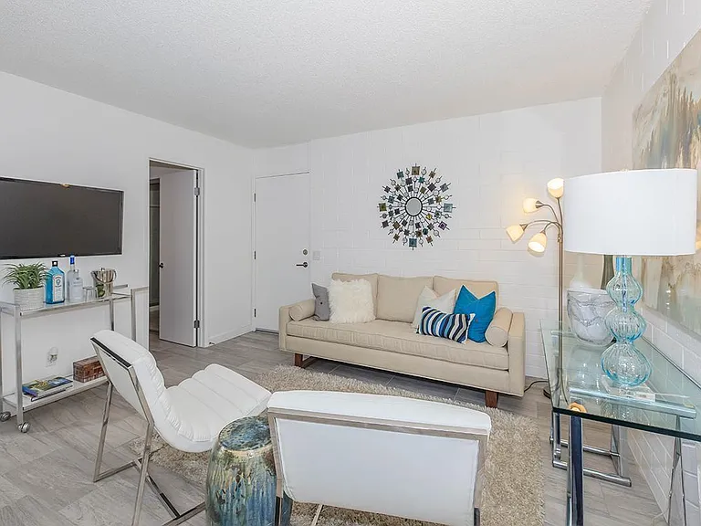 Latitude 33 — Photo 18