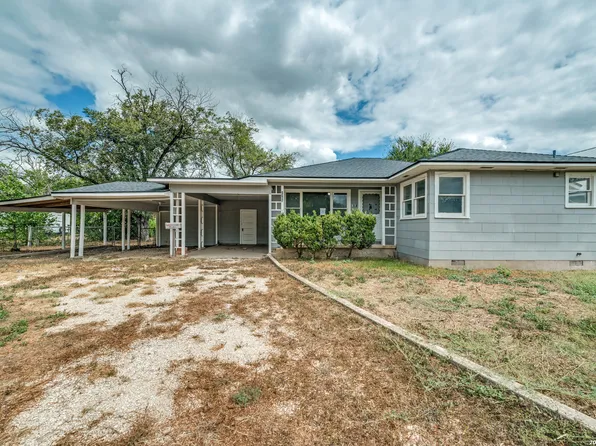 2705 Avenue I, Hondo, TX 78861