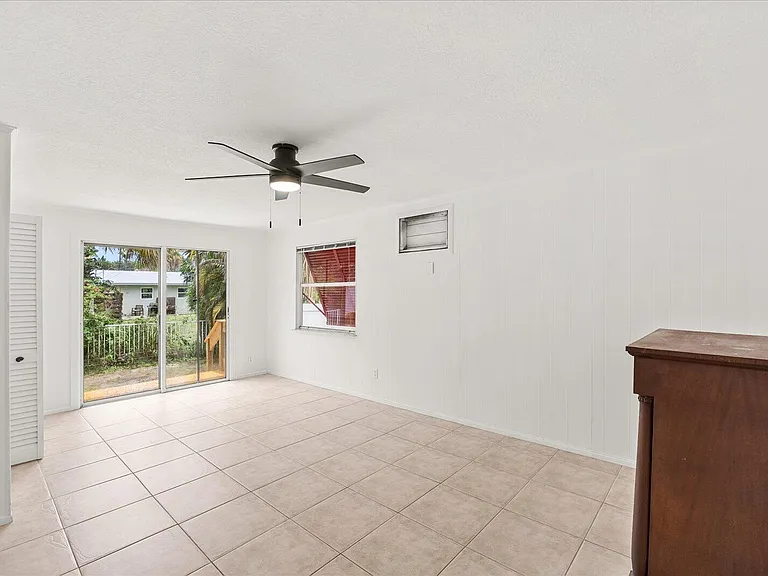 705 SE Stypmann Blvd — Photo 9