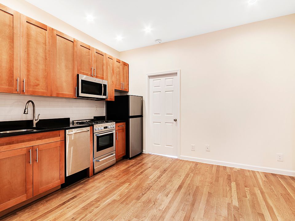 2nd image of 230 E 80th St APT 6B