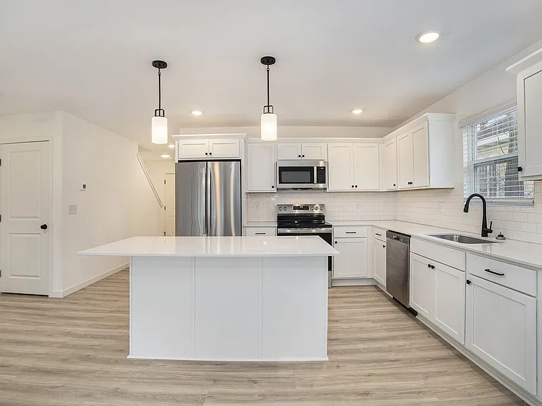 515 Burr St — Photo 4