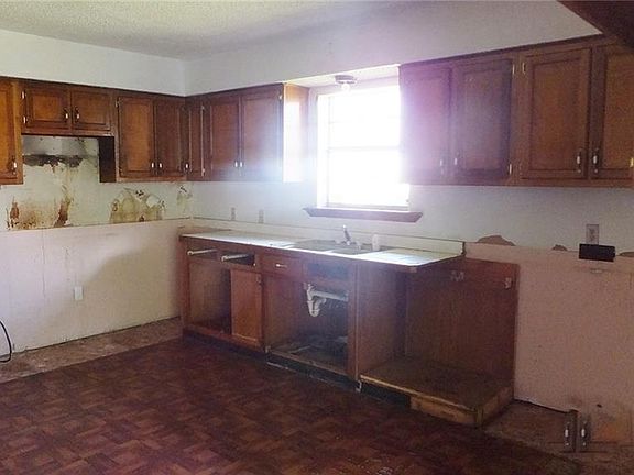 3rd image of 414 E Railroad Ave