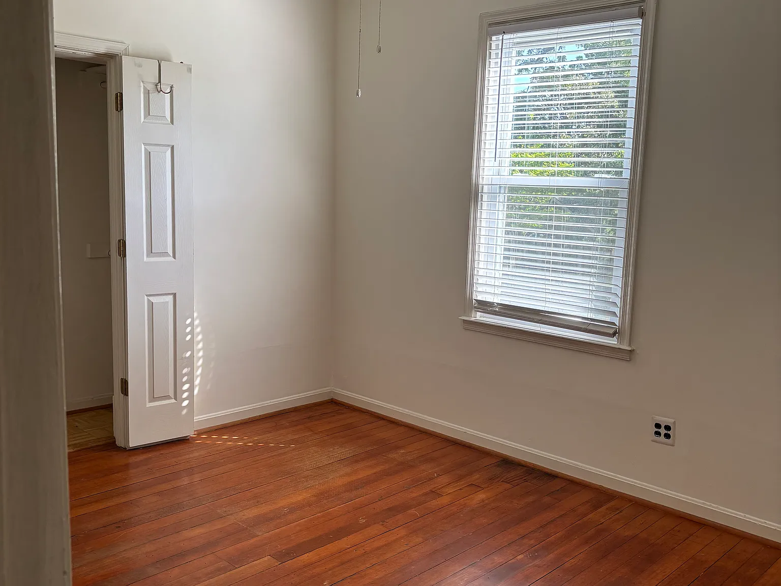 5 bed, 2400 sqft, $5,600 — Photo 2