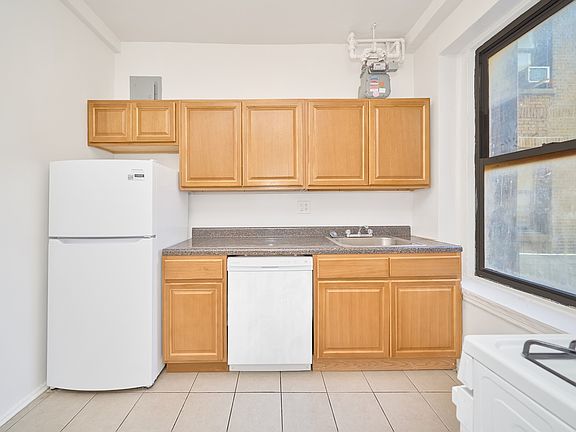 4th image of 3569 Broadway #2CC