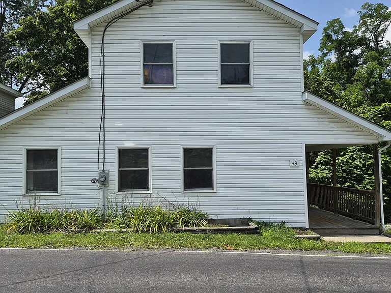 49 Maple Ave — Photo 1