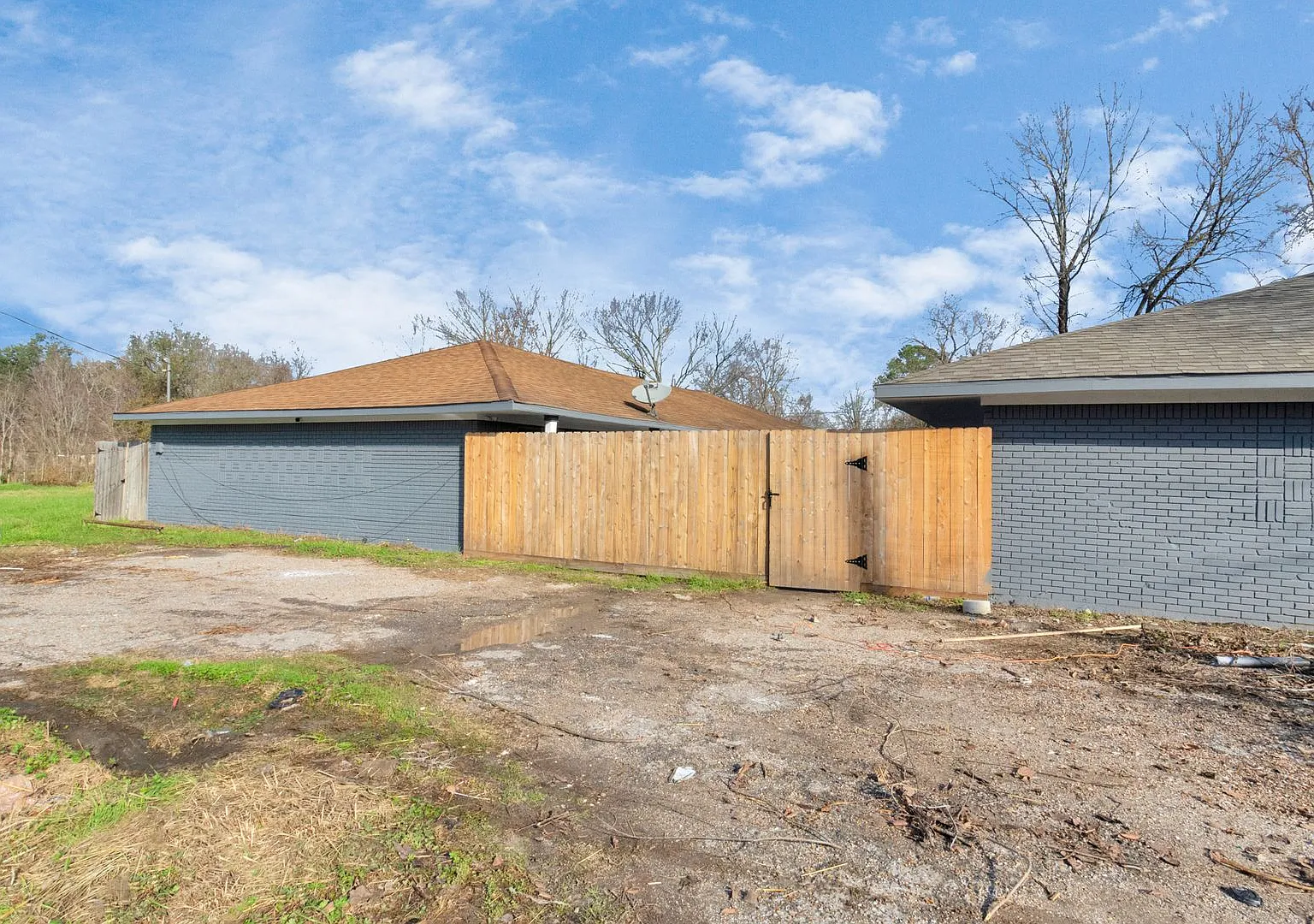 Nice 2 Bedroom 1 Bath With 1600 Sf — Photo 2