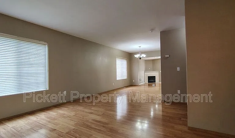 1108 NE Beaumont Ln — Photo 4