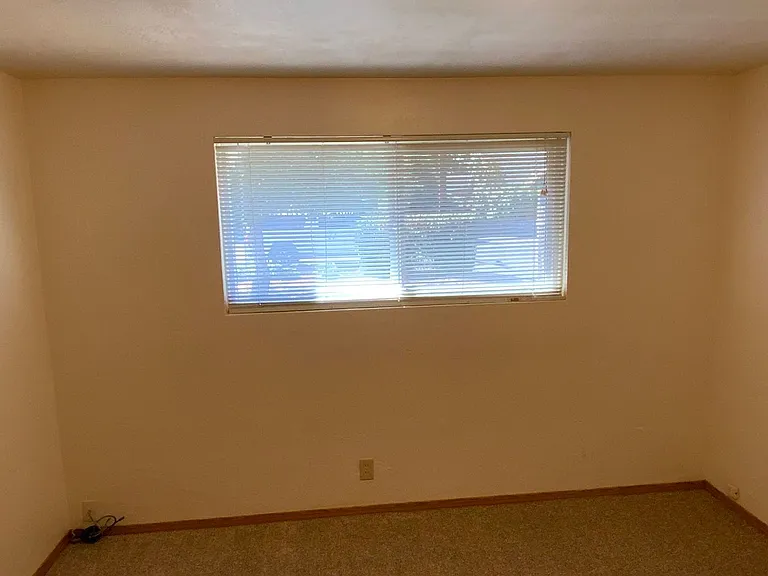 2 bedroom in River Road Area — Photo 15