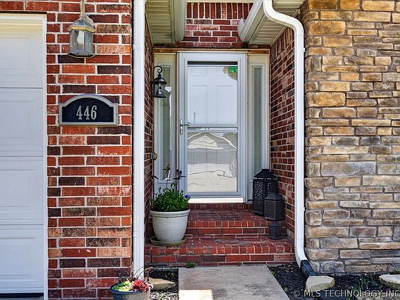 3rd image of 446 NE Debell Ave