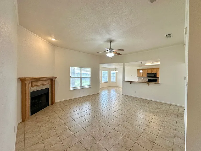 3709 Salt Fork Dr — Photo 2