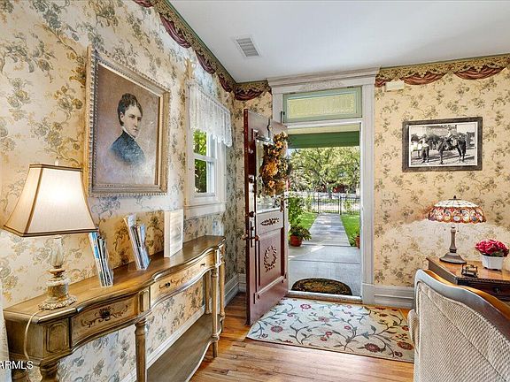 5th image of 111 S Mount Vernon Avenue